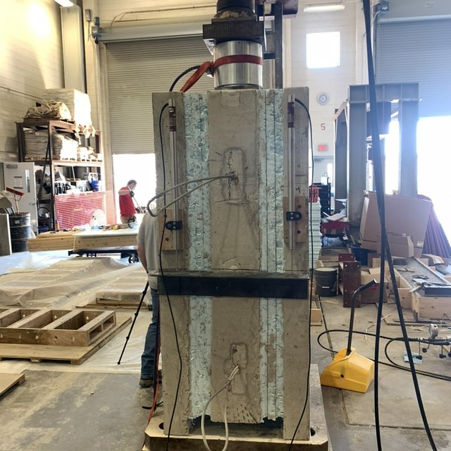 Insulated concrete sandwich panel under structural testing