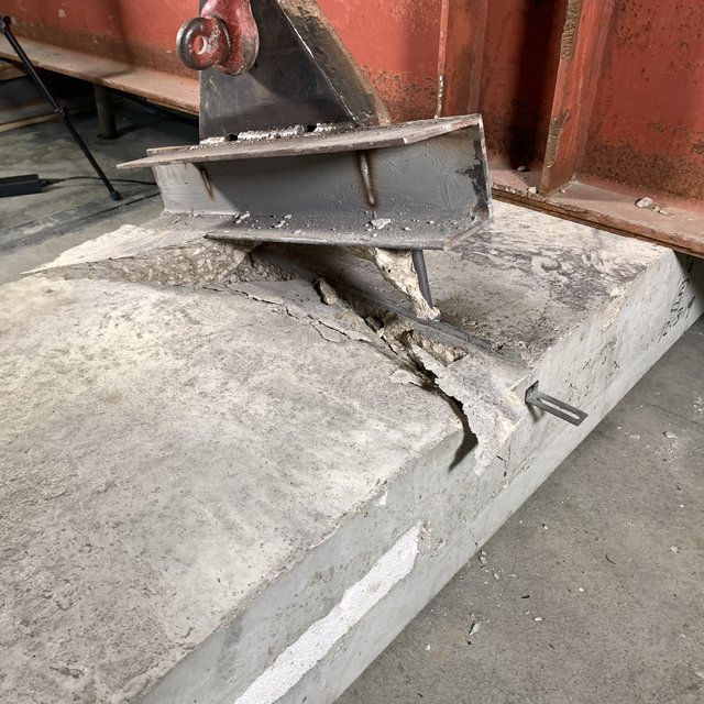 Sandwich panel connector failure test